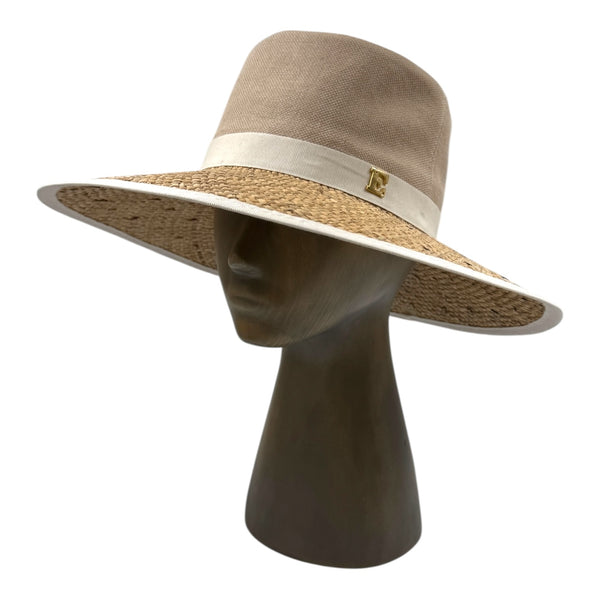 Ela hat