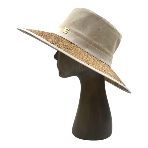 Ela hat
