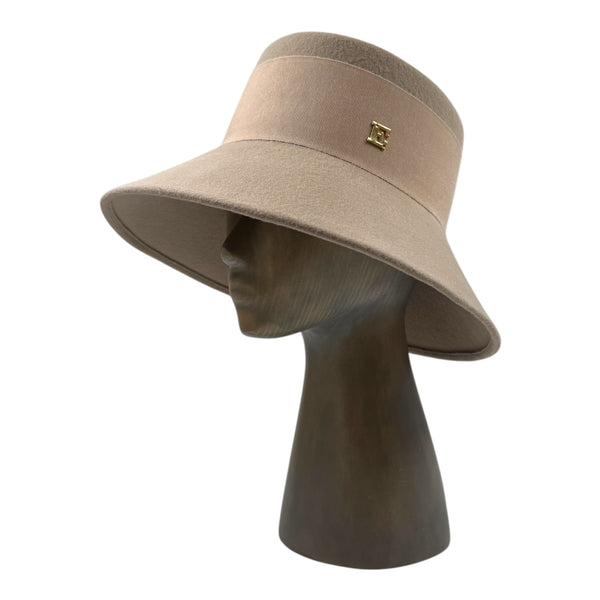 White coffe Helen hat