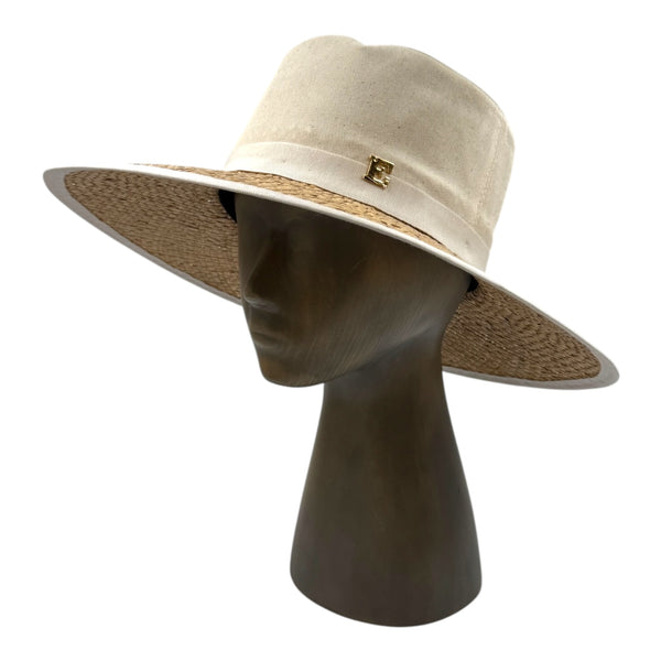 Ela hat