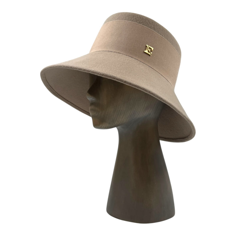 White coffe Helen hat
