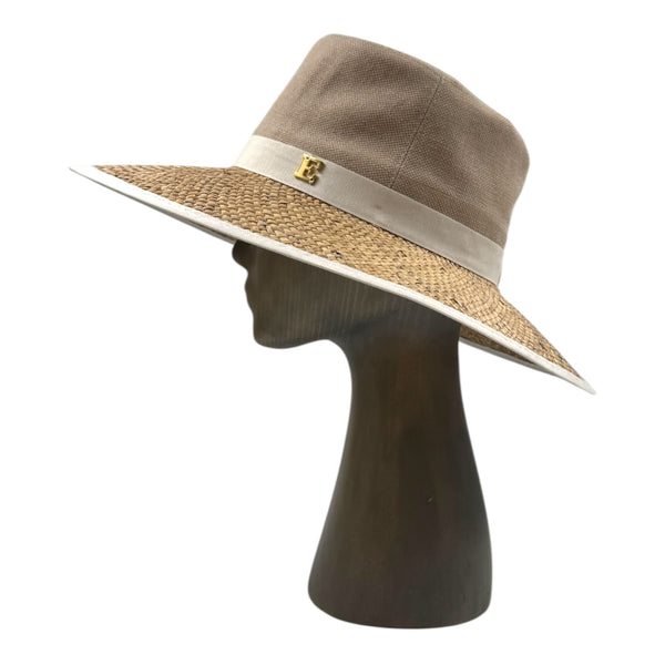 Ela hat