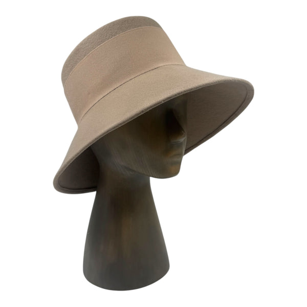 White coffe Helen hat