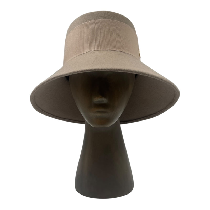 White coffe Helen hat