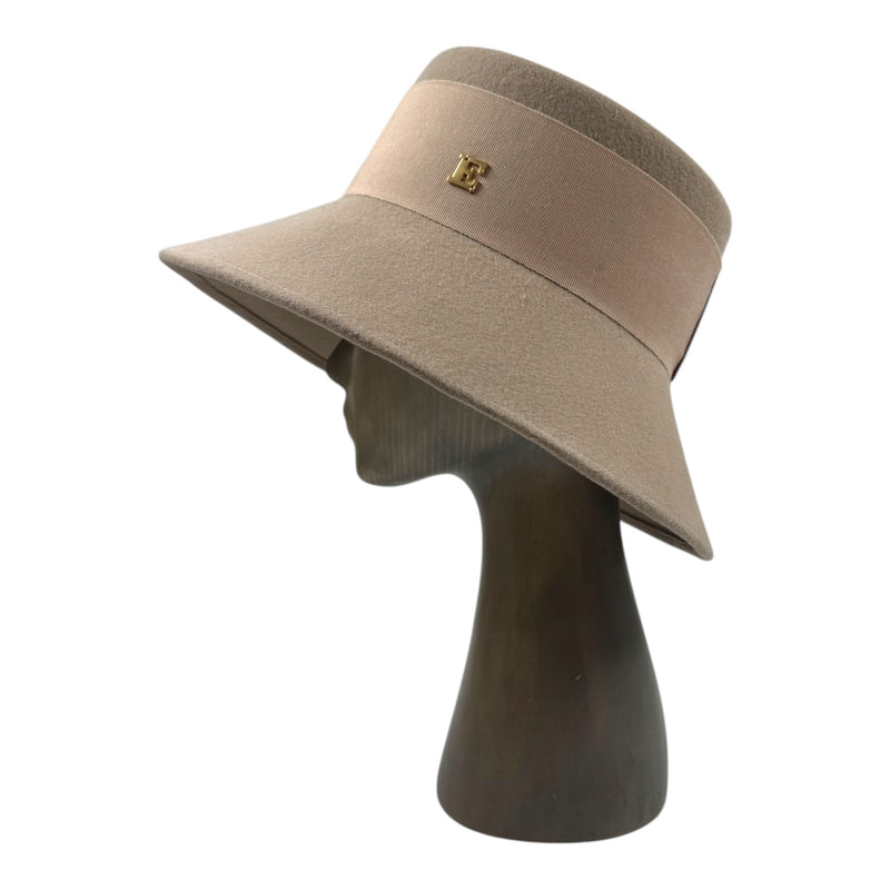 White coffe Helen hat