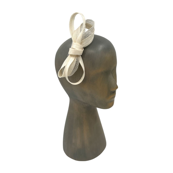 Ivory Mašna fascinator