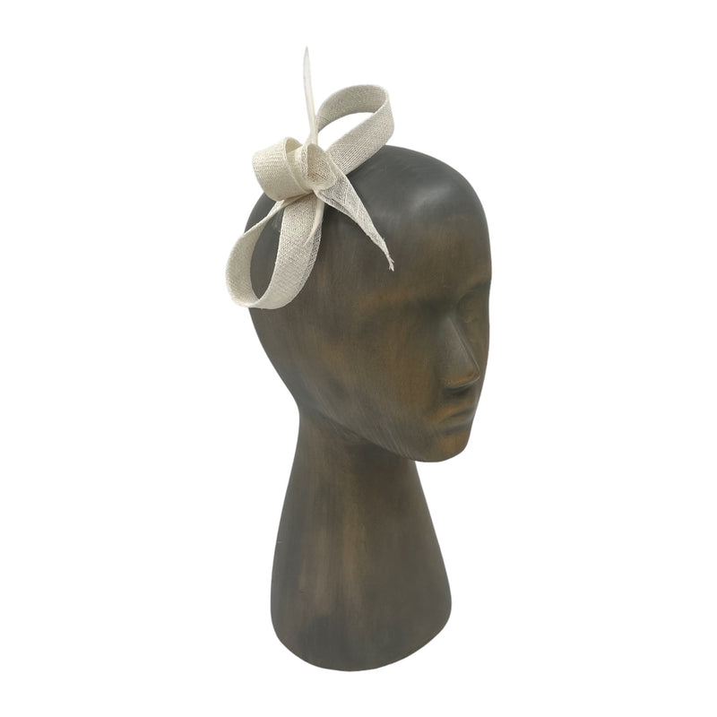 Ivory Mašna fascinator