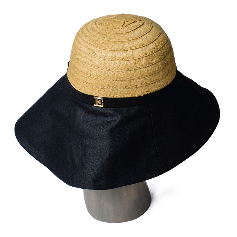 Ela Crni šešir