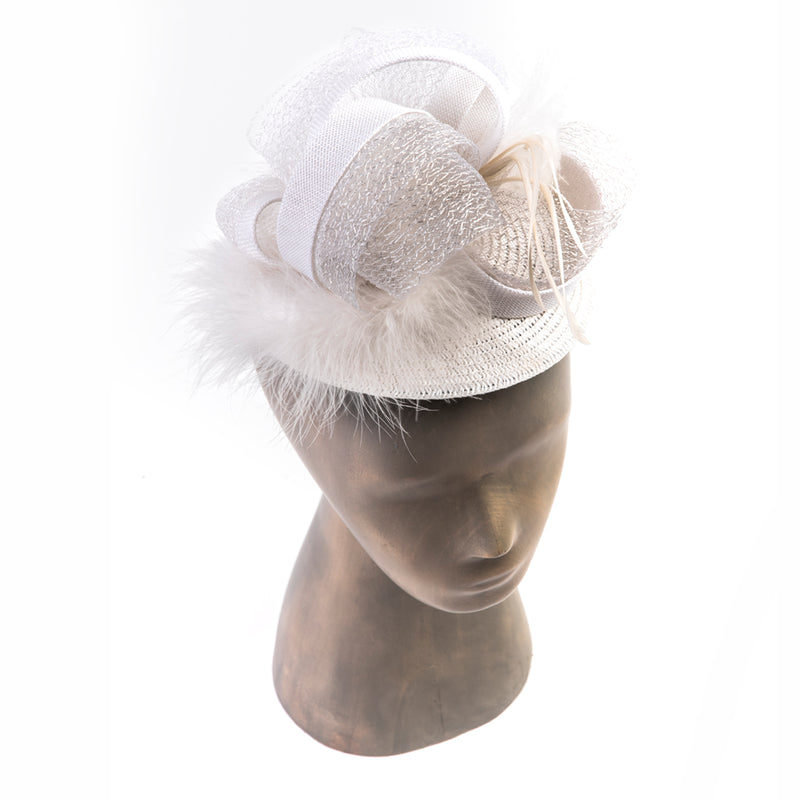 Beli fascinator