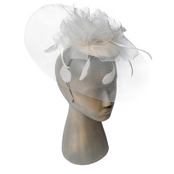 Beli fascinator od roshara i perja